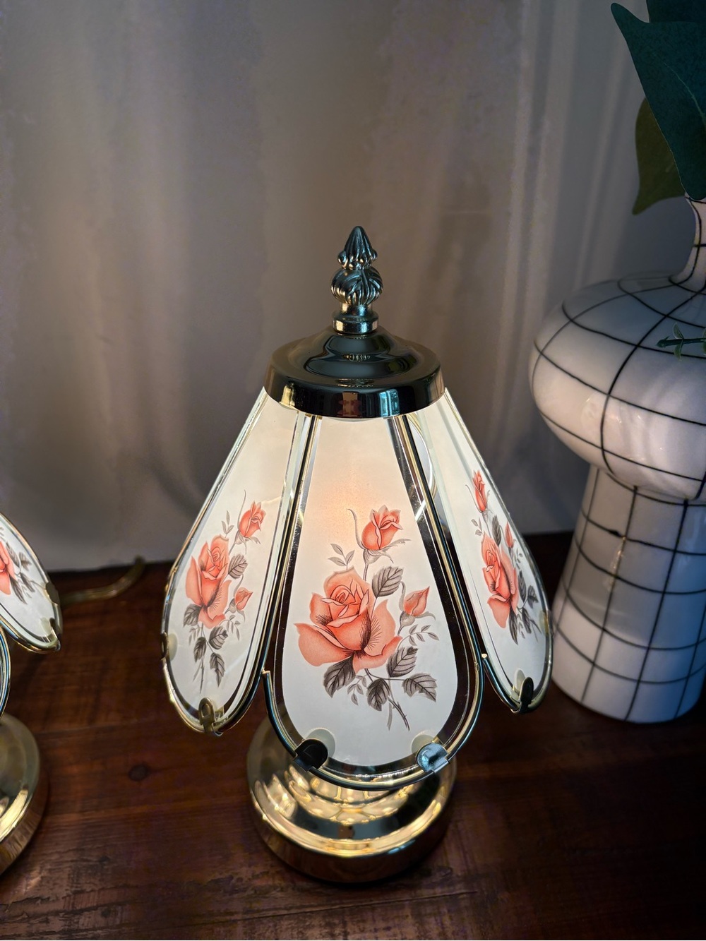 Pair Of Vintage Rose Floral Lamps 1980’s - Picture 2 of 7
